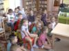 Czytanie bajek w bibliotece w Starym Dzikowie