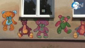 Kolorowy misiowy mural w Cieszanowie