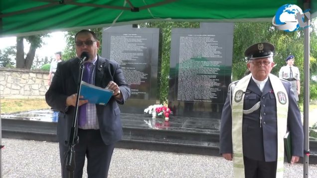 Apel poległych i złożenie kwiatów przed pomnikiem upamiętniającym ofiary OUN UPA w Cieszanowie