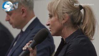 Nastolatki blisko jedną piątą doby spędzają w internecie